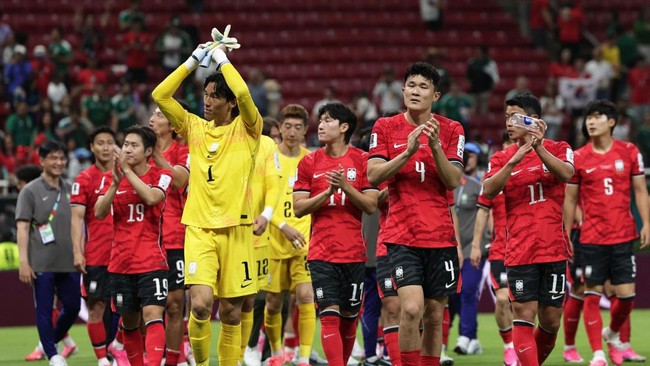 para-pemain-south-korea-national-football-team-bertepuk-tangan-kepada-para-penggemar-usai-pertandingan-melawan-czech-republic-1781248171052_169