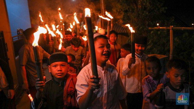pawai-obor-menyambut-tahun-baru-islam-1-muharram-1445-h-cnbc-indonesiatri-susilo_169