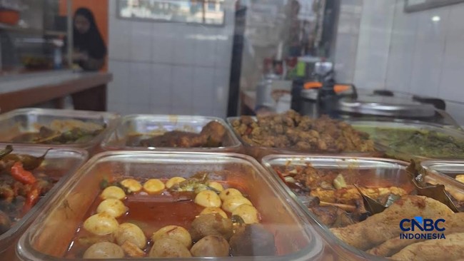 pedagang-warung-tegal-warteg-memajang-masakannya-ditengah-harga-plastik-mengalami-kenaikan-di-jakarta-selasa-552026-1777971947135_169