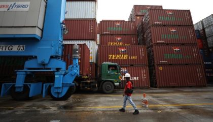 pekerja-melakukan-aktivitas-bongkar-muat-kontainer-di-pelabuhan-tanjung-priok-jakarta-jumat-432022-cnbc-indonesiatri-susilo_169