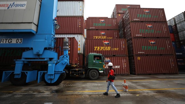 pekerja-melakukan-aktivitas-bongkar-muat-kontainer-di-pelabuhan-tanjung-priok-jakarta-jumat-432022-cnbc-indonesiatri-susilo_169