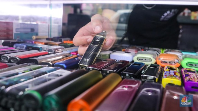 pekerja-menunjukkan-liquid-untuk-rokok-elektrik-atau-vapor-pada-salah-satu-toko-di-jakarta-selasa-212024-4_169