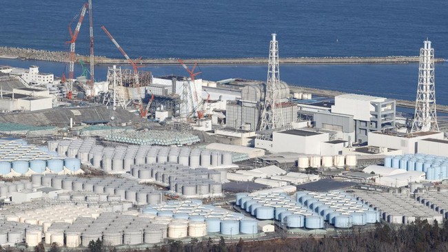 pemandangan-udara-menunjukkan-tangki-penyimpanan-air-olahan-di-pembangkit-listrik-tenaga-nuklir-fukushima-daiichi-yang-lumpuh-_169