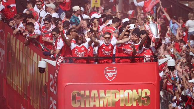 pemandangan-umum-saat-viktor-gyokeres-noni-madueke-bukayo-saka-dan-rekan-rekan-setim-arsenal-merayakan-kemenangan-dengan-trofi-1780316566616_169