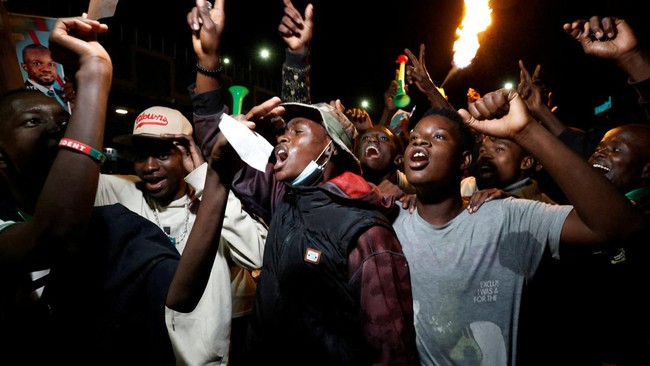 pendukung-calon-presiden-senegal-bassirou-diomaye-faye-merayakan-hasil-awal-yang-menunjukkan-bahwa-faye-memimpin-penghitungan-2_169