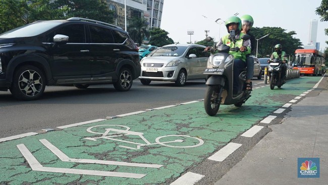 pengendara-motor-melintas-di-jalur-sepeda-jalan-jenderal-sudirman-jakarta-selasa-2942025-gubernur-dki-jakarta-pramono-anung-ak-1745922816942_169