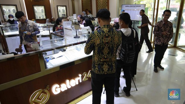 pengunjung-membeli-emas-perhiasan-dan-logam-mulia-di-butik-galeri-24-jakarta-selasa-1542025-cnbc-indonesiamuhammad-sabki-1744706148631_169