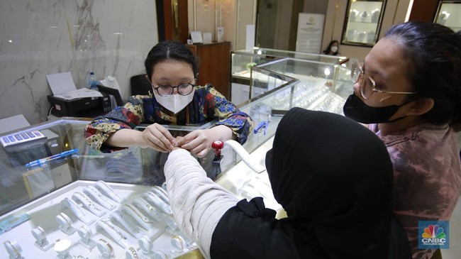 pengunjung-membeli-emas-perhiasan-dan-logam-mulia-di-butik-galeri-24-jakarta-selasa-1542025-cnbc-indonesiamuhammad-sabki-1744706148691_169