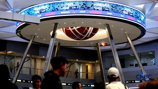 pengunjung-mengamati-layar-digital-pergerakan-indeks-harga-saham-gabungan-ihsg-di-bursa-efek-indonesia-jakarta-kamis-462026-1780551446532_169