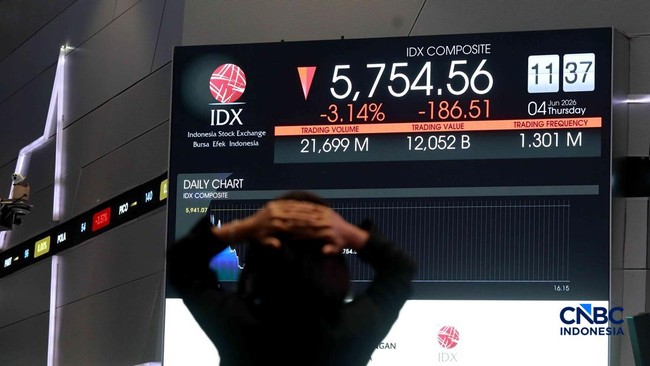 pengunjung-mengamati-layar-digital-pergerakan-indeks-harga-saham-gabungan-ihsg-di-bursa-efek-indonesia-jakarta-kamis-462026-1780551446672_169