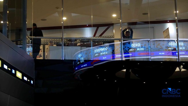 pengunjung-mengamati-layar-digital-pergerakan-indeks-harga-saham-gabungan-ihsg-di-bursa-efek-indonesia-jakarta-kamis-462026-1780551446734_169