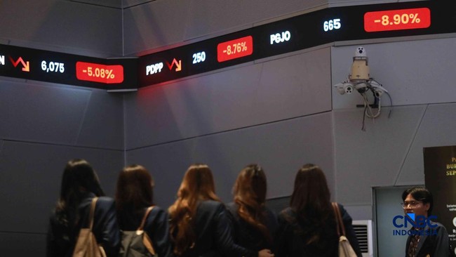 pengunjung-mengamati-layar-digital-pergerakan-indeks-harga-saham-gabungan-ihsg-di-bursa-efek-indonesia-jakarta-kamis-462026-1780551448209_169