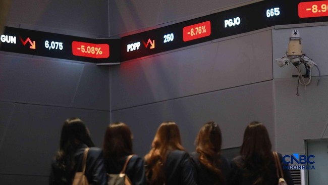 pengunjung-mengamati-layar-digital-pergerakan-indeks-harga-saham-gabungan-ihsg-di-bursa-efek-indonesia-jakarta-kamis-462026-1780551448532_169