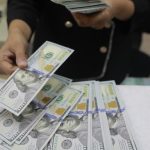 pengunjung-menukar-uang-di-tempat-penukaran-uang-di-money-changer-ayu-masagung-kawasan-kwitang-jakarta-rabu-362026-nilai-tukar-1780465433922_169
