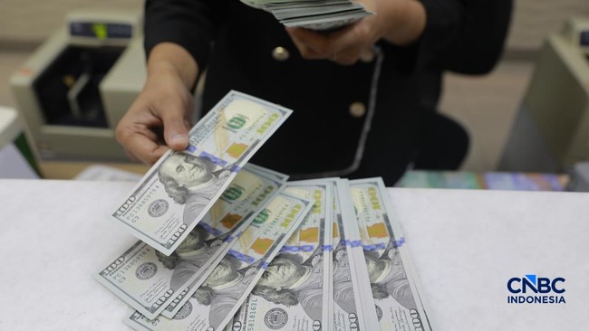 pengunjung-menukar-uang-di-tempat-penukaran-uang-di-money-changer-ayu-masagung-kawasan-kwitang-jakarta-rabu-362026-nilai-tukar-1780465433922_169