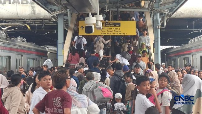 penumpang-krl-green-line-penuh-sesak-di-stasiun-tanah-abang-jakarta-kamis-2632026-1774512275897_169
