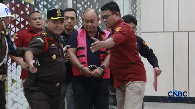 penyidik-jaksa-agung-muda-bidang-pidana-khusus-kejaksaan-agung-menggelandang-mantan-kepala-badan-gizi-nasional-dadan-hindayana-1780483287926_169