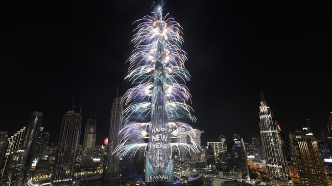 perayaan-kembang-api-malam-tahun-baru-di-burj-khalifa-dubai-uni-emirat-arab_169