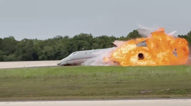 pesawat-jet-pribadi-gulfstream-g200-melakukan-pendaratan-darurat-keluar-dari-landasan-pacu-lalu-terbakar-di-bandara-internasio-1780903977599_169