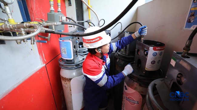petugas-mengirim-compressed-natural-gas-cng-ke-rumah-makan-resto-yang-berada-di-bekasi-jawa-barat-senin-1852026-1779102232727_169