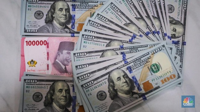 petugas-menjunjukkan-uang-pecahan-dolar-as-dan-rupiah-di-dolarindo-money-changer-jakarta-selasa-842025-1744086560941_169