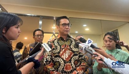 pjs-direktur-utama-bursa-efek-indonesia-bei-jeffrey-hendrik-di-gedung-bei-jakarta-kamis-462026-1780559299172_169