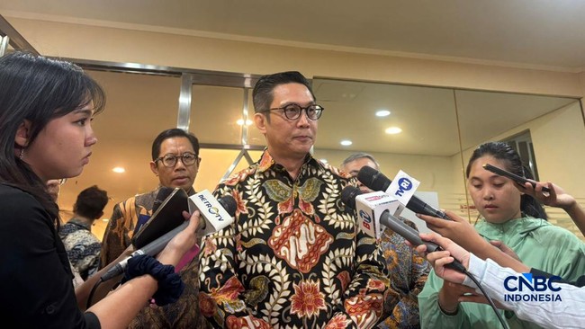 pjs-direktur-utama-bursa-efek-indonesia-bei-jeffrey-hendrik-di-gedung-bei-jakarta-kamis-462026-1780559299172_169