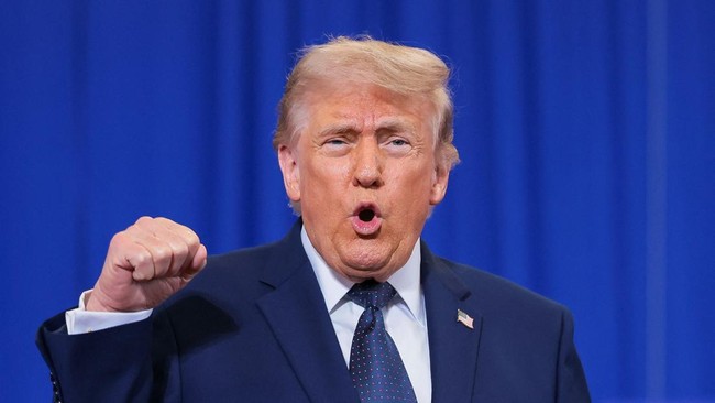 presiden-as-donald-trump-memberi-isyarat-saat-tiba-untuk-menyampaikan-pidato-di-rockland-community-college-di-suffern-new-york-1780374429325_169-2