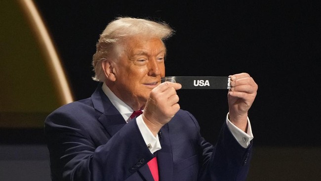 presiden-as-donald-trump-mengambil-undian-untuk-tim-amerika-serikat-selama-proses-pengundian-piala-dunia-fifa-2026-yang-berlan-1764995147868_169