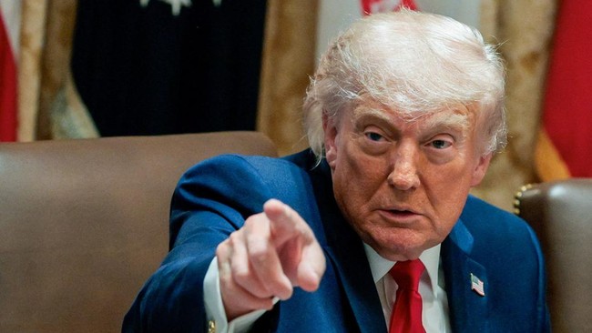 presiden-as-donald-trump-menunjuk-jarinya-saat-rapat-kabinet-di-ruang-kabinet-di-gedung-putih-di-washington-dc-as-27-mei-2026-1780374305962_169