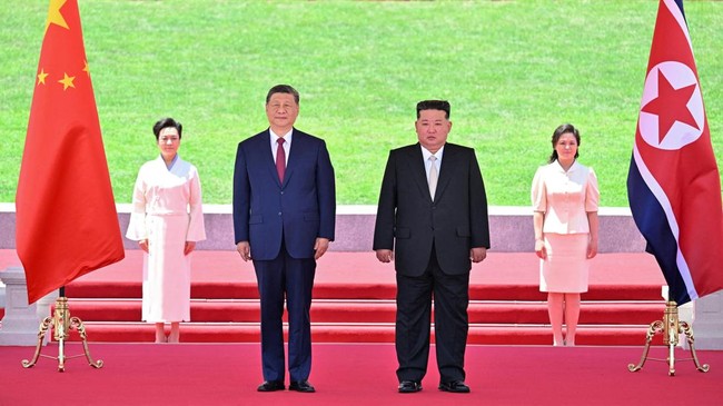 presiden-china-xi-jinping-dan-pemimpin-korea-utara-kim-jong-un-menyaksikan-parade-saat-kim-mengadakan-upacara-penyambutan-untu-1780924442724_169