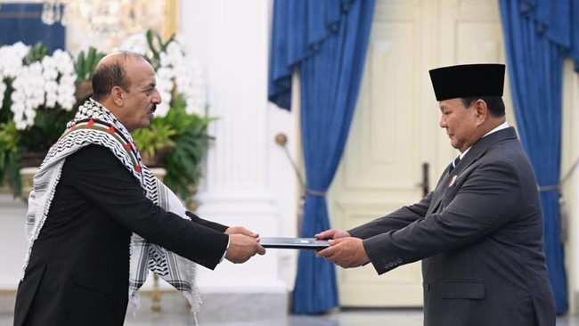 presiden-indonesia-prabowo-subianto-kanan-menerima-surat-kepercayaan-dari-abdalfatah-ahmed-khalil-alsattari-selaku-duta-besar-1780909425835_169