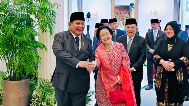 presiden-prabowo-subianto-dan-presiden-ke-5-ri-megawati-soekarnoputri-menunjukkan-keakraban-saat-menghadiri-upacara-peringatan-1780305357110_169