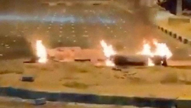 puing-puing-terbakar-di-tanah-di-tempat-parkir-setelah-laporan-serangan-rudal-dan-pesawat-tak-berawak-di-sabah-al-nasser-kuwai-1780468130196_169
