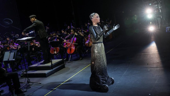 robot-humanoid-sophia-tampil-selama-latihan-bersama-orkestra-simfoni-universitas-baptis-hong-kong-hkbu-menjelang-konser-gala-t-1777527905079_169
