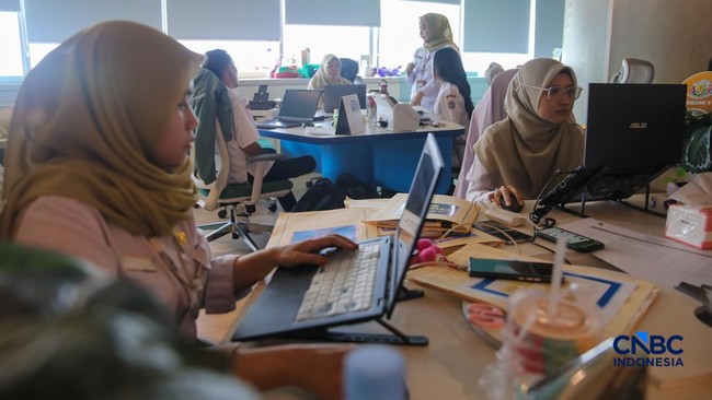 sejumlah-aparatur-sipil-negara-asn-menyelesaikan-pekerjaannya-di-gedung-balai-kota-dki-jakarta-rabu-142026-1775035157967_169