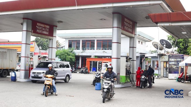 sejumlah-kendaraan-mengisi-bahan-bakar-minyak-bbm-di-salah-satu-spbu-pertamina-di-bekasi-jawa-barat-sabtu-1842026-1776488728950_169