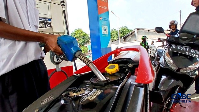 sejumlah-kendaraan-mengisi-bahan-bakar-minyak-bbm-pertamax-di-salah-satu-spbu-pertamina-di-jakarta-rabu-1062026-1781079919374_169