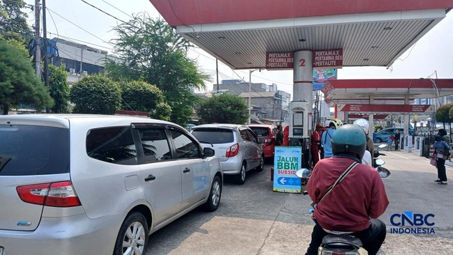 sejumlah-kendaraan-mengisi-bahan-bakar-minyak-bbm-pertamax-di-salah-satu-spbu-pertamina-di-jakarta-rabu-1062026-1781079919641_169