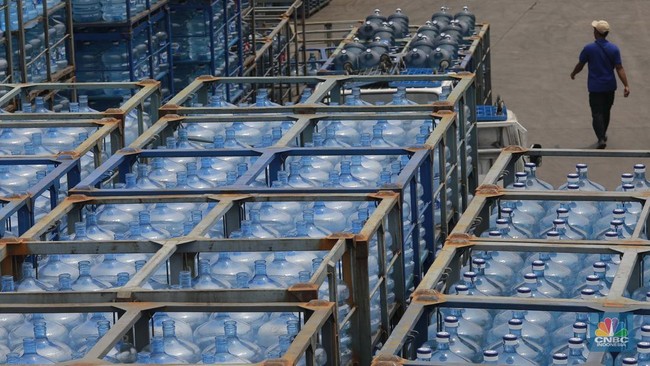 sejumlah-pekerja-mengangkut-air-minum-dalam-kemasan-amdk-galon-dengan-alat-pemberat-di-distributor-aqua-di-kawasan-jakarta-kam-2_169