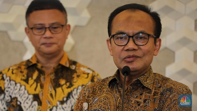 sekretaris-kementerian-koordinator-bidang-perekonomian-susiwijono-moegiarso-kanan-saat-konferensi-pers-kinerja-kawasan-ekonomi-1757397789214_169