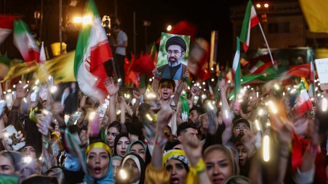 seorang-anak-memegang-gambar-pemimpin-tertinggi-iran-mojtaba-khamenei-selama-demonstrasi-anti-as-dan-israel-setelah-serangan-r-1780915792801_169