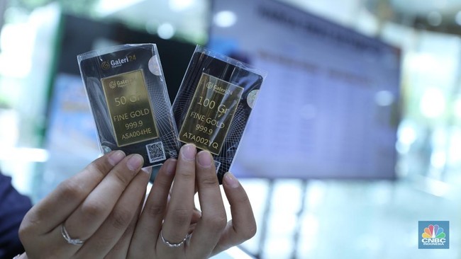 seorang-konsumen-membeli-emas-logam-mulia-di-butik-emas-di-galeri-24-jakarta-senin-262025-harga-emas-logam-mulia-produksi-pt-a-1748852550132_169