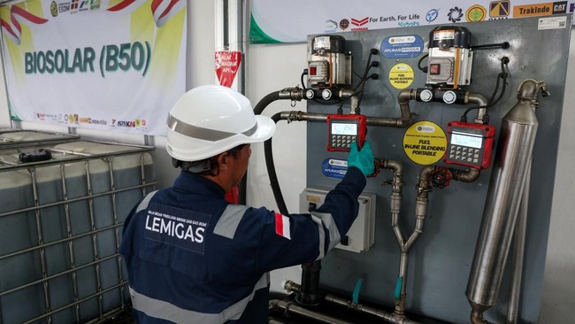 seorang-pekerja-mengoperasikan-unit-pencampur-bahan-bakar-portabel-selama-acara-pengujian-biodiesel-50-seiring-indonesia-beren-1776776864920_169