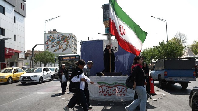 seorang-wanita-memegang-bendera-iran-di-jalanan-teheran-iran-10-juni-2026-1781317439422_169