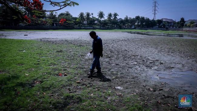 seorang-warga-berjalan-di-tanah-yang-retak-akibat-kekeringan-di-danau-cinere-depok-jawa-barat-rabu-2792023-3_169