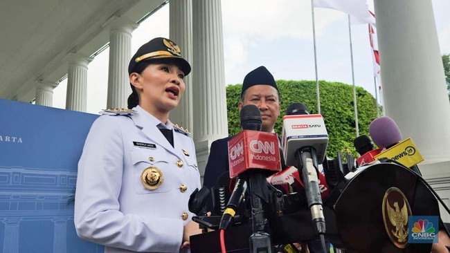 sherly-tjoanda-memberikan-keterangan-kepada-media-usai-dilantik-oleh-presiden-prabowo-subianto-sebagai-gubernur-maluku-utara-d-1740026444066_169