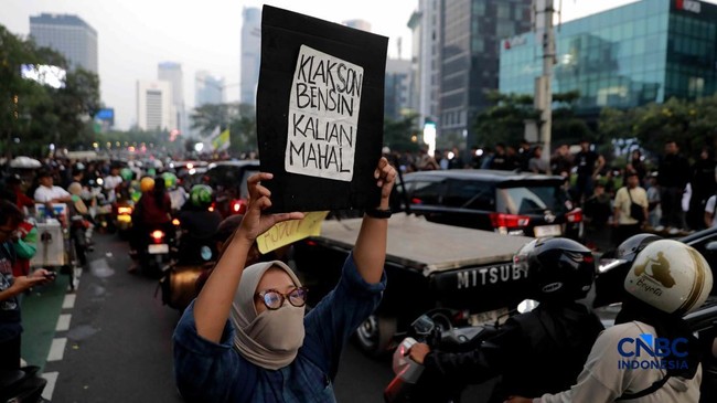 suasana-kemacetan-di-jam-pulang-kerja-dampak-aksi-massa-di-kawasan-tosari-sudirman-jakarta-jumat-1262026-cnbc-indonesiamuhamma-1781262245550_169