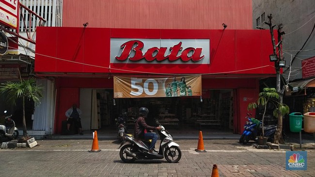 suasana-lengang-toko-sepatu-bata-di-pasar-baru-jakarta-pusat-rabu-852024-tetap-beroperasi-pascapenutupan-pabrik-sepatunya-di-p_169