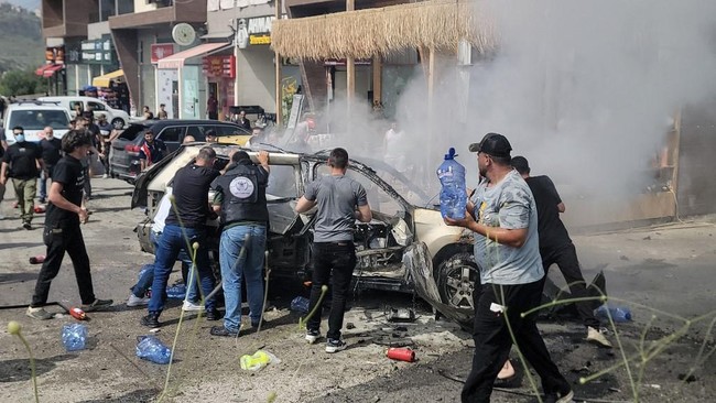 tim-penyelamat-bekerja-di-lokasi-serangan-israel-terhadap-sebuah-mobil-di-daerah-jiyeh-selatan-beirut-lebanon-rabu-1352026-1778662852593_169